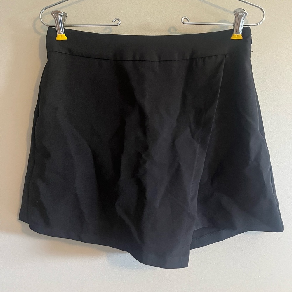 Sincerely Jules Black stretch soft shorts with skirt overlay size medium